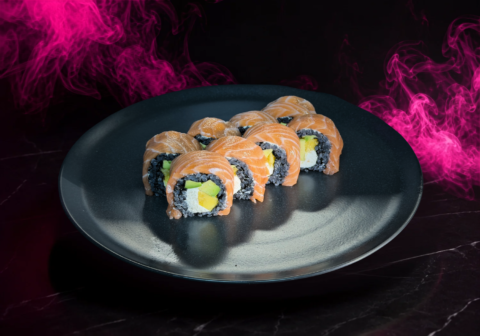 Black salmon roll